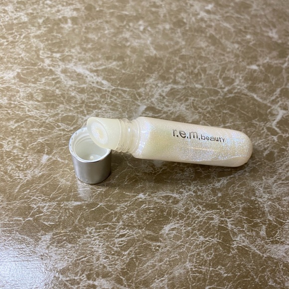 R.E.M Beauty On Your Collar Plumping Lipgloss - Picture 2 of 4